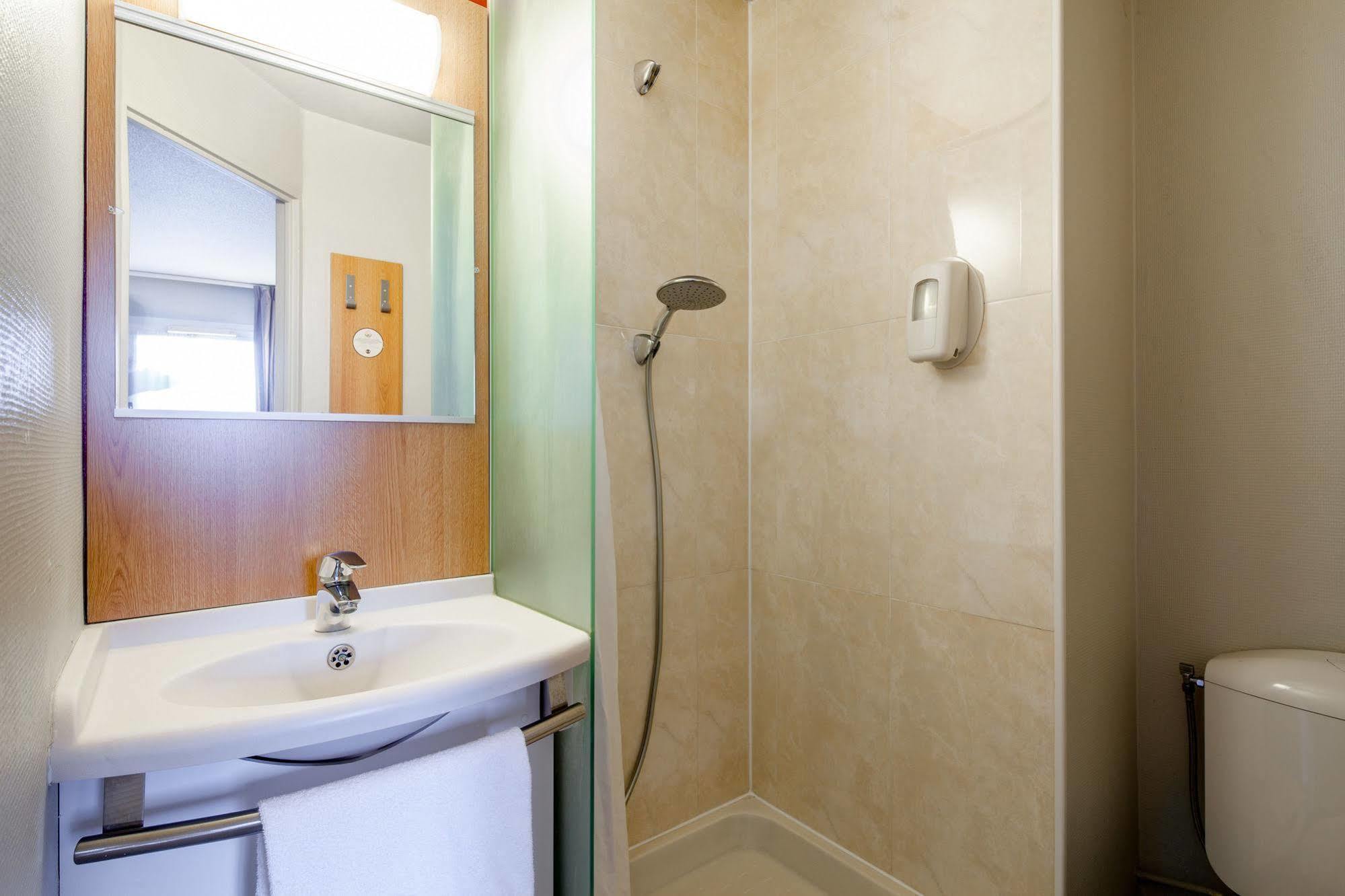 B&B Hotel Montlhery Linas Buitenkant foto